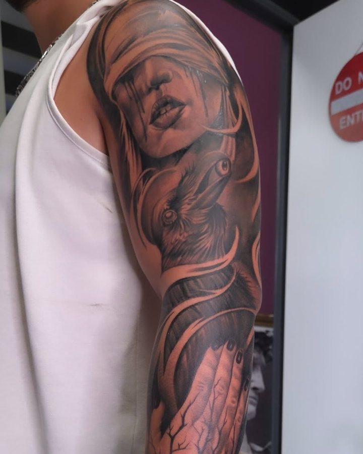 Ρεαλιστικό τατουάζ full sleeve με πορτρέτο και κοράκι, Αθήνα
